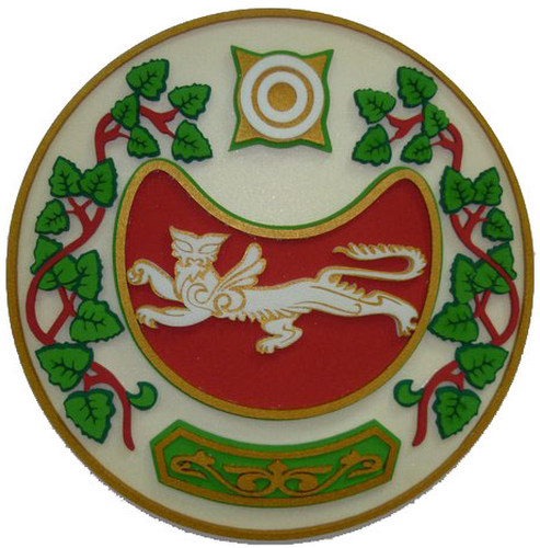 барельеф с изображением герба Республики Хакасия