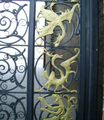 фрагмент кованых ворот в Казанском кремле