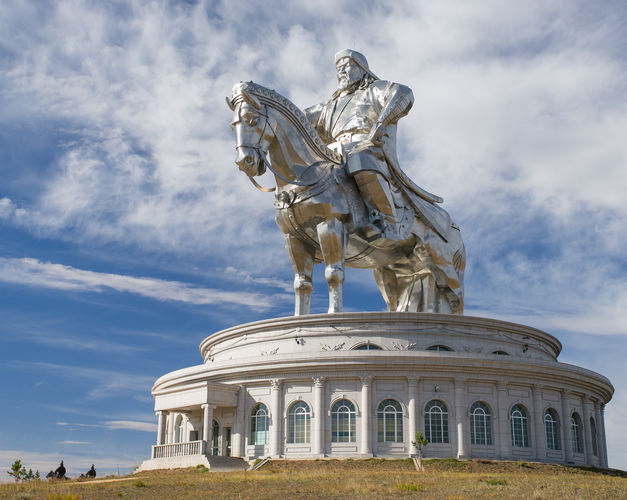 статуя Чингис-хану в Монголии