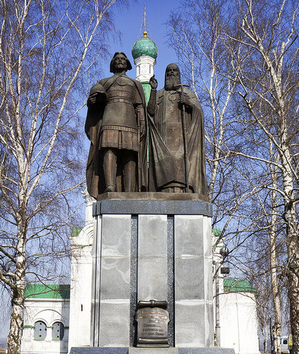 памятник основателям Нижнего Новгорода - князю Юрию Всеволодовичу и епископу Симону Суздальскому