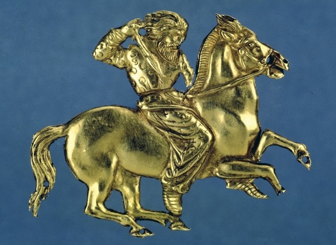 изображение скифа на коне. Золотая бляшка из кургана Куль-Оба. 4 в. до н.э.